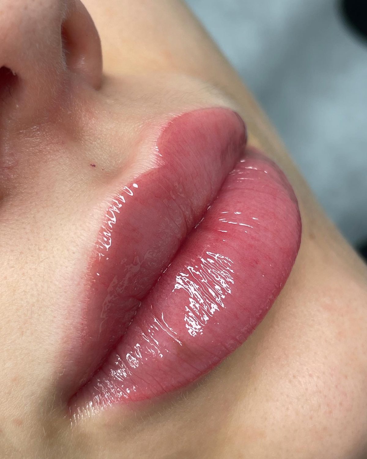 Lèvres pulpeuses maquillage semi-permanent à Nice — rendu naturel longue tenue