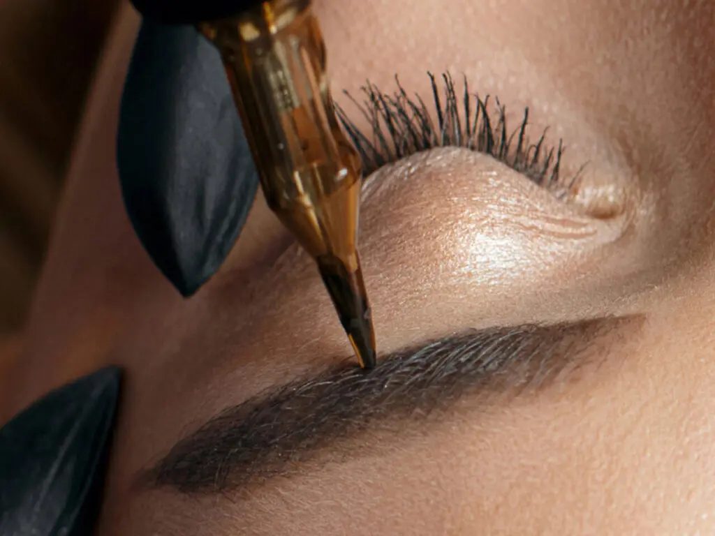 Maquillage semi-permanent sourcils gros plan dermographe technique hairstroke à Nice